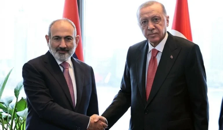 cumhurbaskani-erdogan-ermenistan-basbakani-pasinyan-ile-gorustu-tuvm_cover.webp.webp
