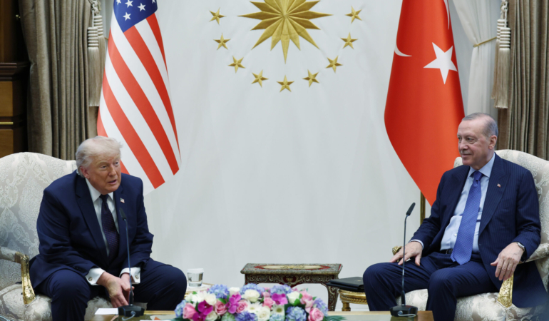 ABD-BASKANI-TRUMP-AMBARGOLARI-VE-MUEYYI_1401171_416170-scaled.jpg