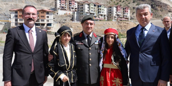 GENELKURMAY-BASKANI-ORGENERAL-BAYRAKTARO_1469157_437153.jpg