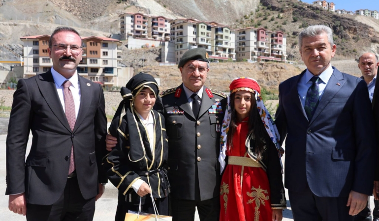 GENELKURMAY-BASKANI-ORGENERAL-BAYRAKTARO_1469157_437153.jpg